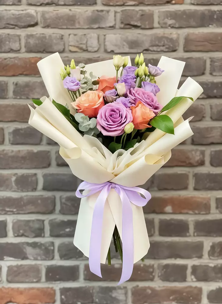 Букет цветов из: Лизиантусы и Розы в Раменье