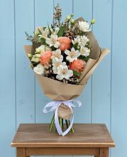 Букет цветов из:  Альстромерии, Лизиантусы, Розы и Хризантемы в Раменье