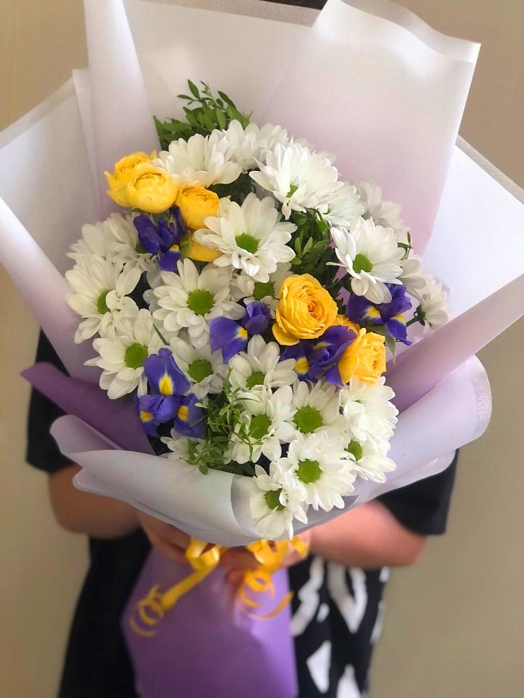 Букет цветов из: Ирисы, Хризантемы и Розы в Раменье