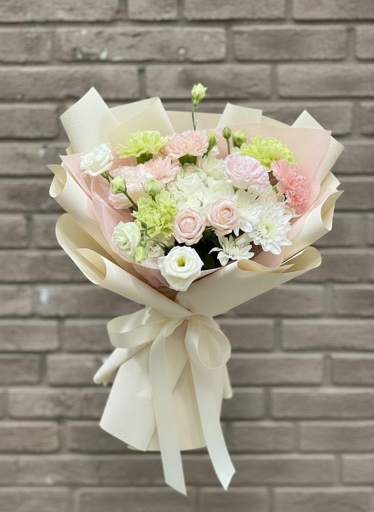 Букет цветов из: Гвоздики, Розы, Лизиантусы и Хризантемы в Раменье