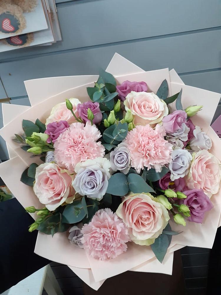 Букет цветов из: Розы, Гвоздики и Лизиантусы в Раменье