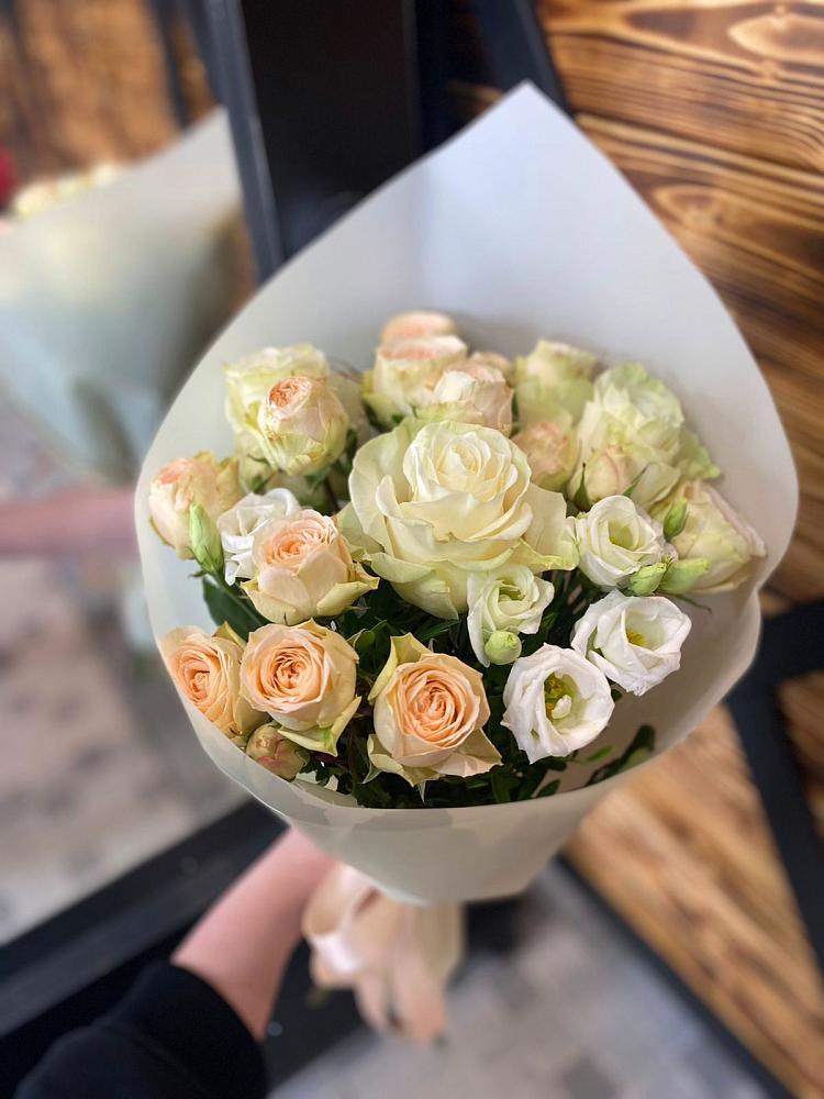 Букет цветов из: Розы и Лизиантусы в Раменье